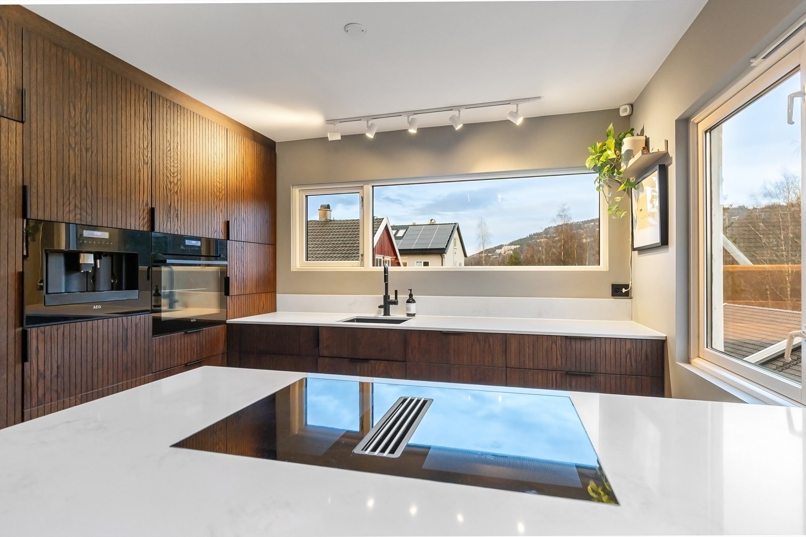 Ny og lekker kjøkkeninnredning fra 2023 med solide hvitevarer Galleribilde