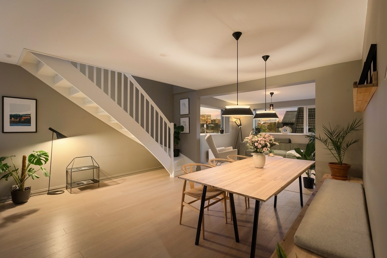 Spisestuen er av god størrelse med plass til et stort spisebord - Det er klargjort og mulighet for peis Galleribilde