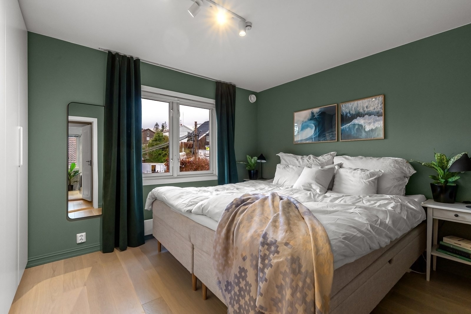 Stort hovedsoverom med god plass til oppbevaring og soveromsmøblement. Sengen har målene 210x210. Galleribilde