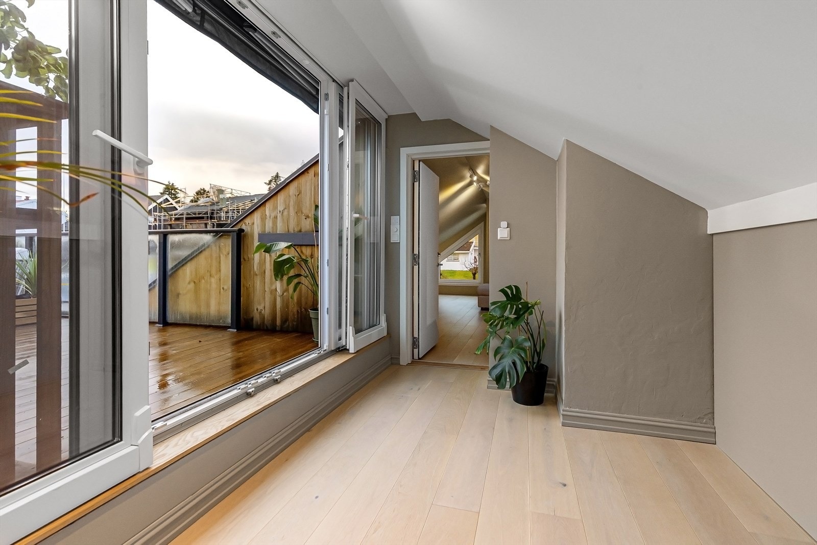 Fra loftsetasjen er det utgang til loftsterrassen Galleribilde