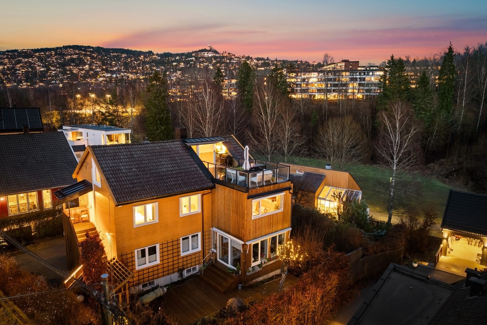 Flott topp av horisontaldelt tomannsbolig med tursti som nærmeste nabo Galleribilde