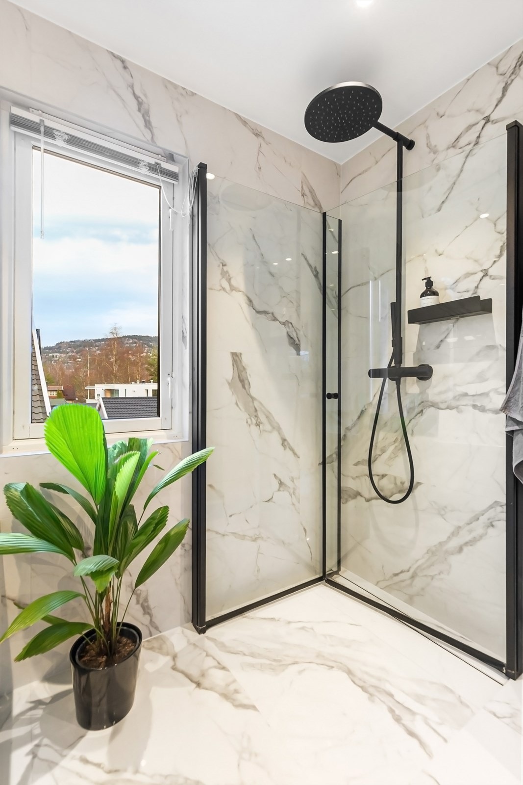 Stor regnfallsdusj med innfellbare dører i herdet glass Galleribilde