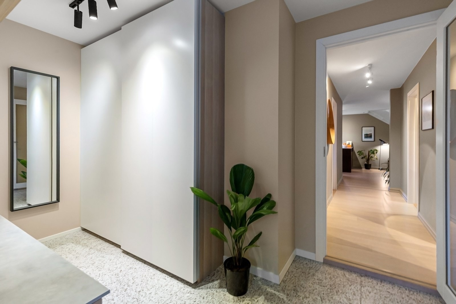 Romslig inngangsparti med god skapplass Galleribilde