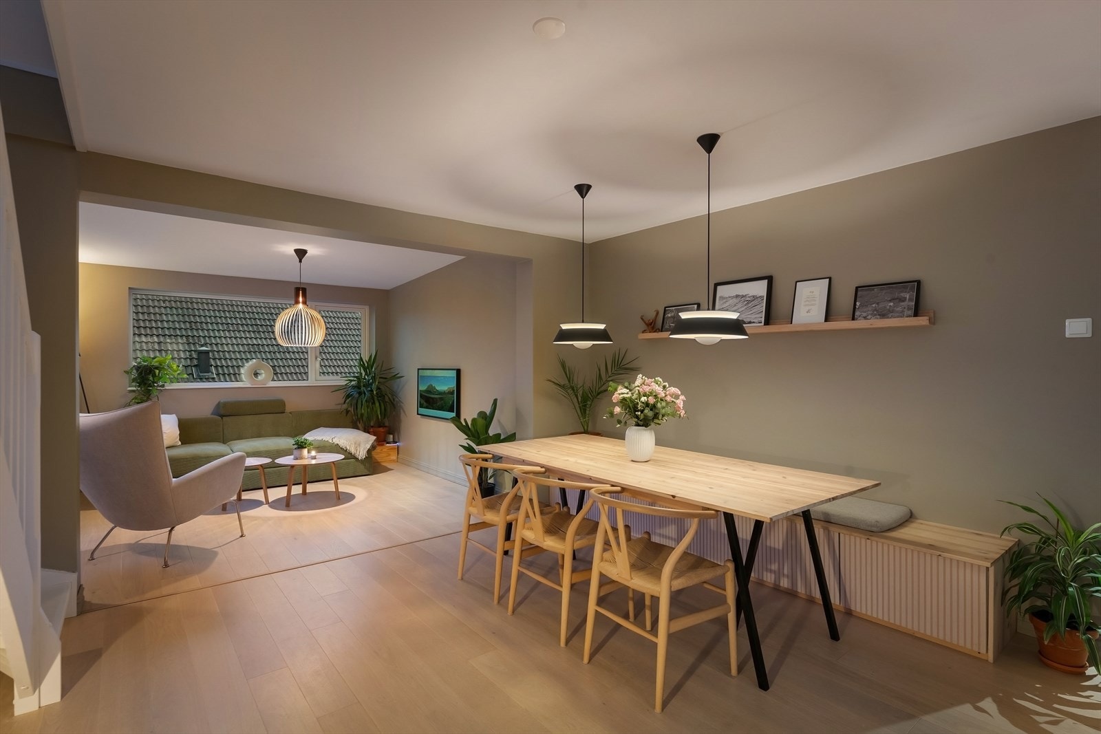 Store vindusflater gir godt med naturlig lys. Fra stue og kjøkkenvinduene har man nydelig utsyn til grøntarealer. Det er montert utvendige screens på vinduene i stuen. Galleribilde