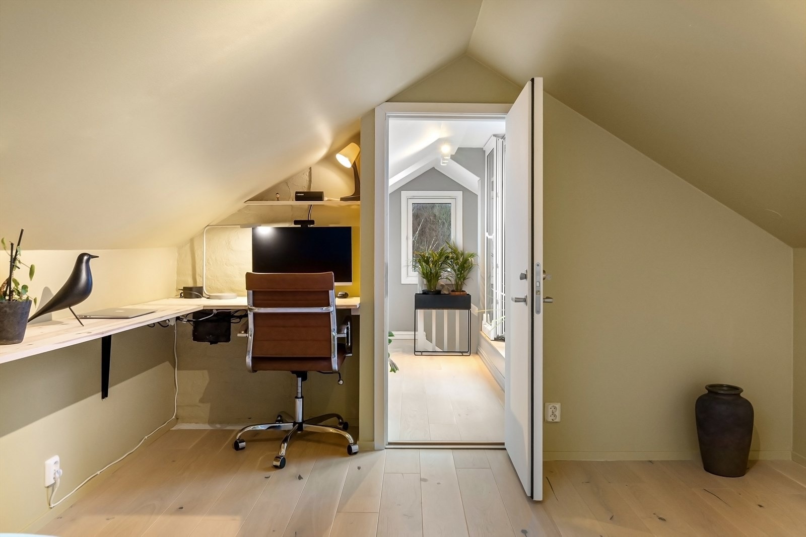 Perfekt sted for hjemmekontor - Flere rom og etasjer som gir flere oppholdssoner Galleribilde