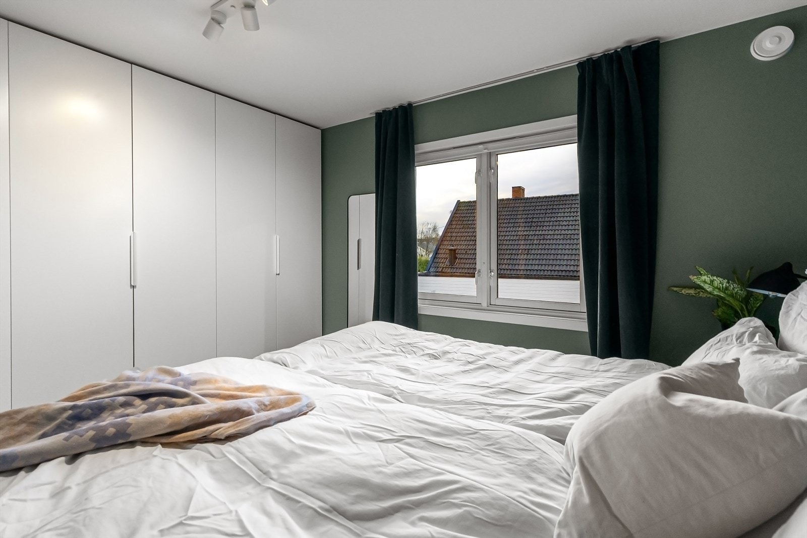 Soverommet har et stort vindu med lite innsyn fra naboer Galleribilde