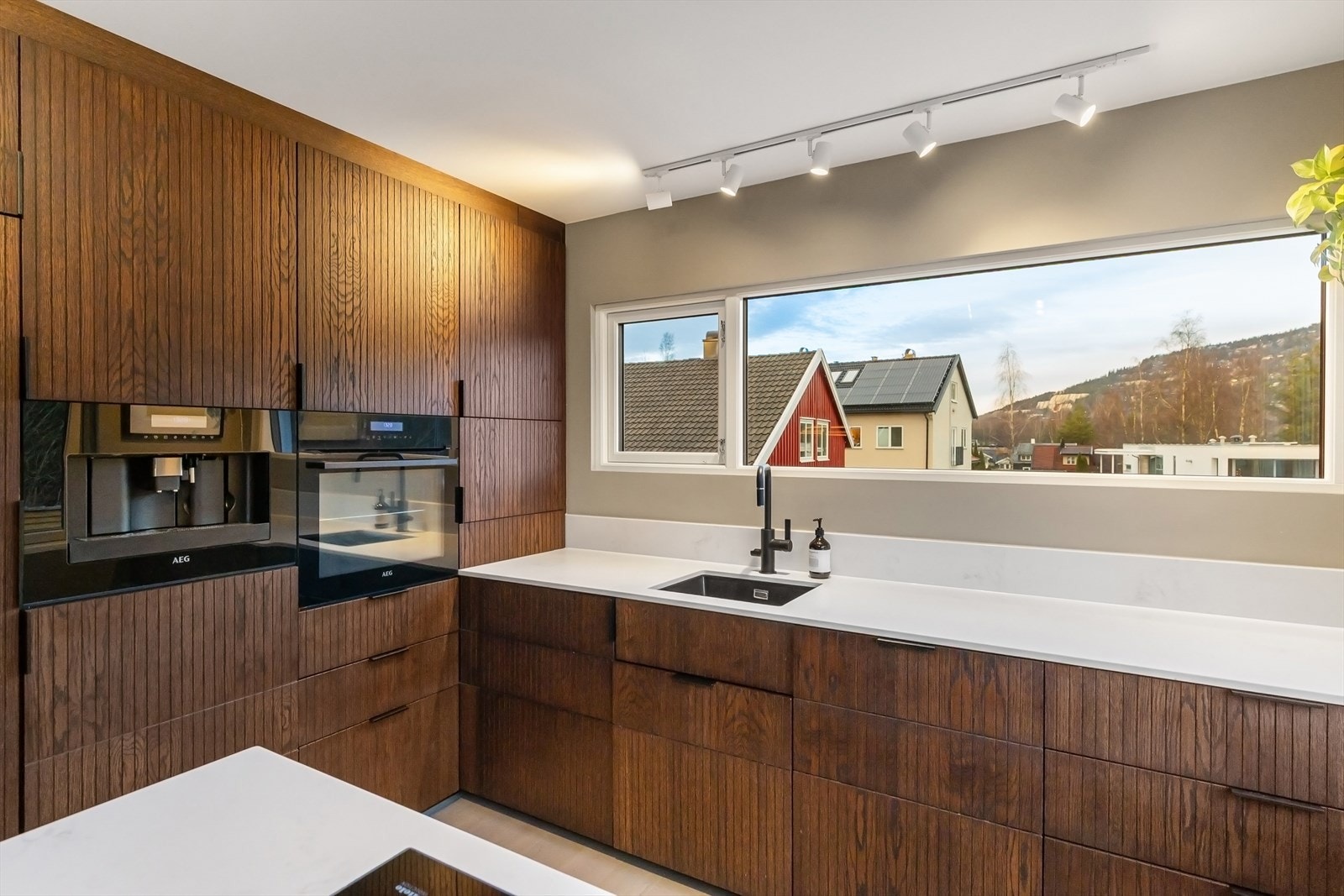 Kvartskompositt benkeplate med underlimt kum i kompositt og ventilator integrert i koketopp Galleribilde