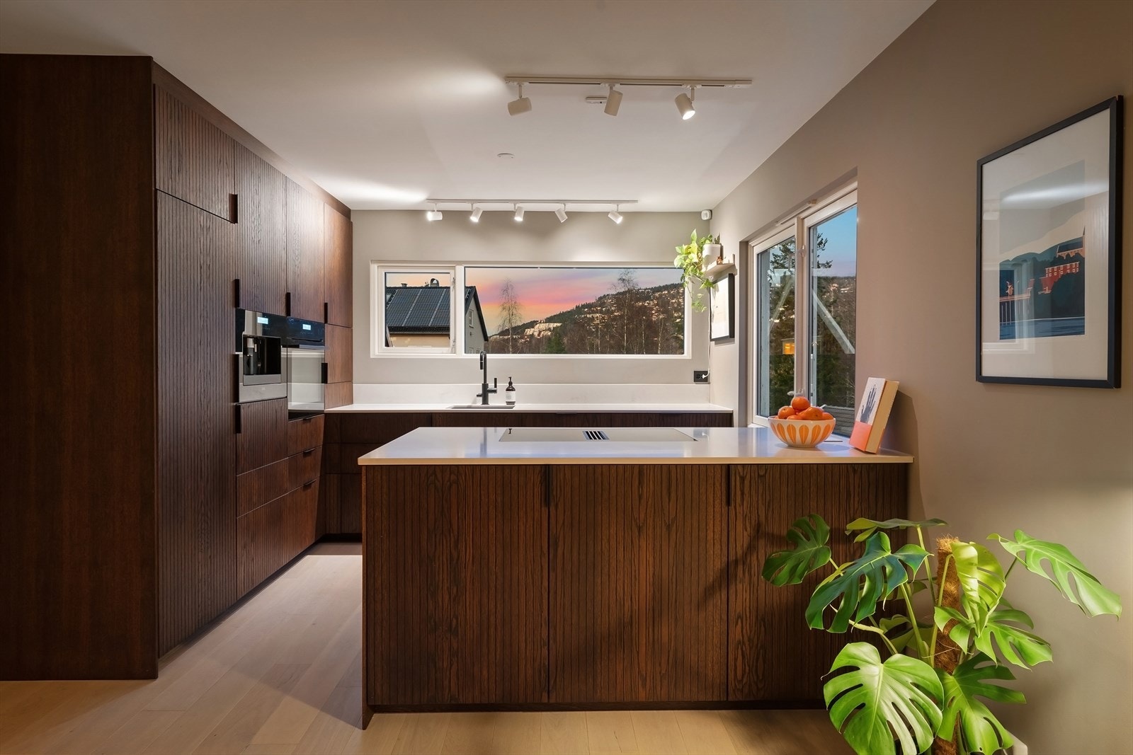 Romslig kjøkken med solid benkeplate og mye skap- og benkeplass Galleribilde