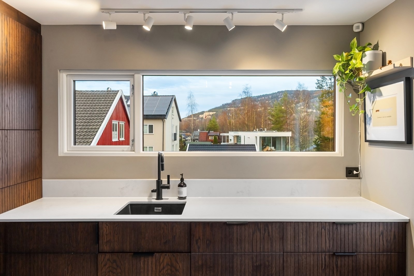 Induksjonstopp, stekeovn, oppvaskmaskin, kaffemaskin og kjøleskap og fryseskap er integrert i innredningen Galleribilde