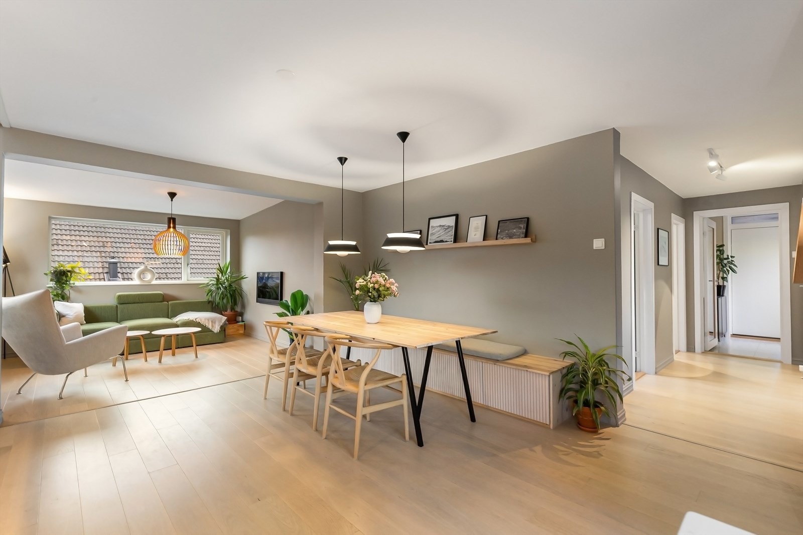 Leiligheten utgjør andre etasje og loft i horisontaldelt tomannsbolig Galleribilde