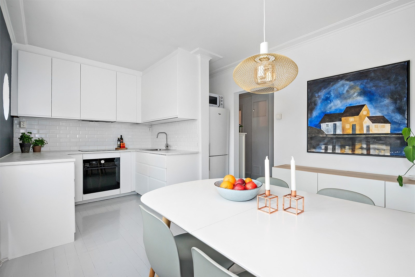 God plass til et romslig spisebord hvor mange gode måltid kan nytes. Galleribilde