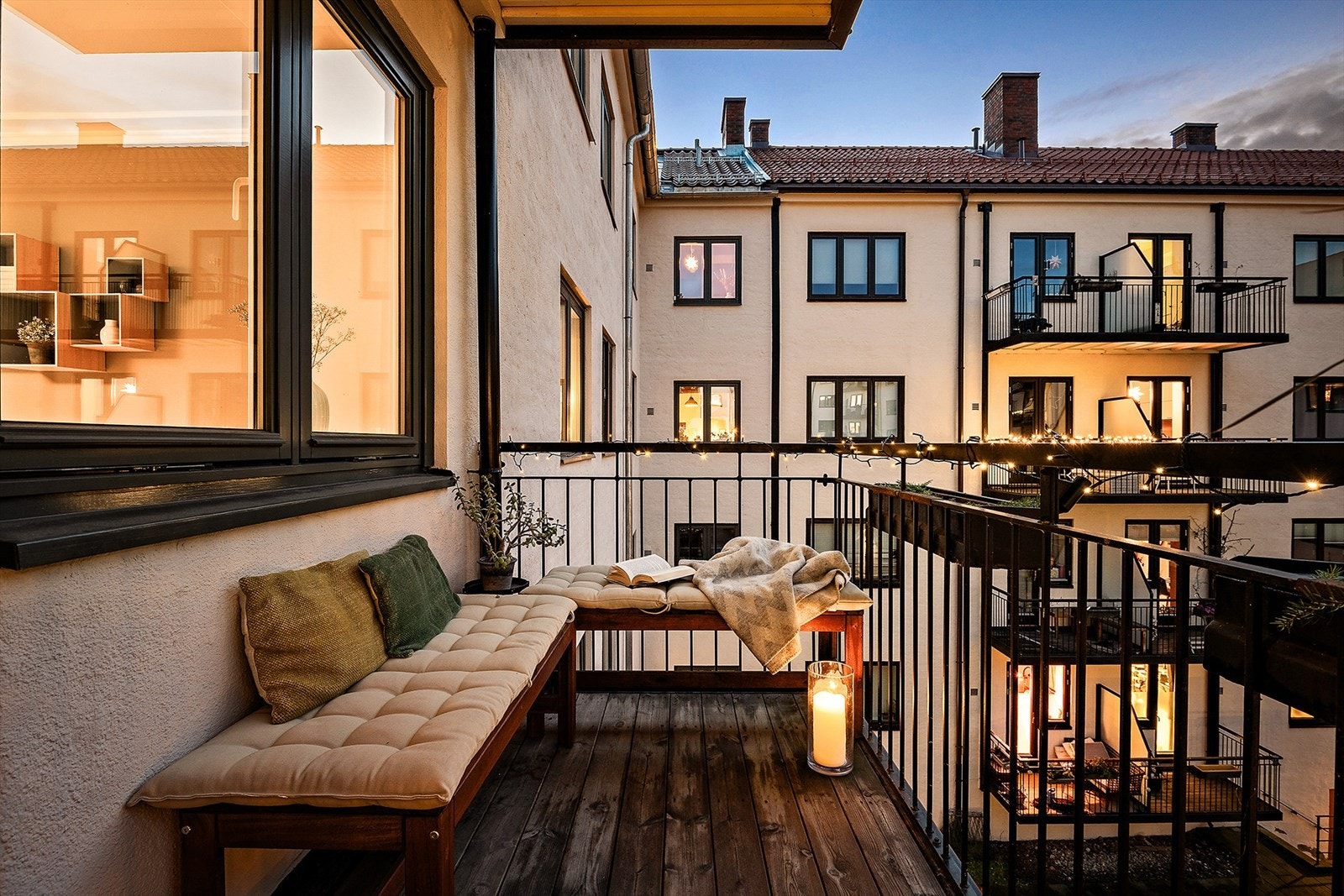 Fra stuen er det utgang til boligens balkong på ca. 4 kvm. Galleribilde