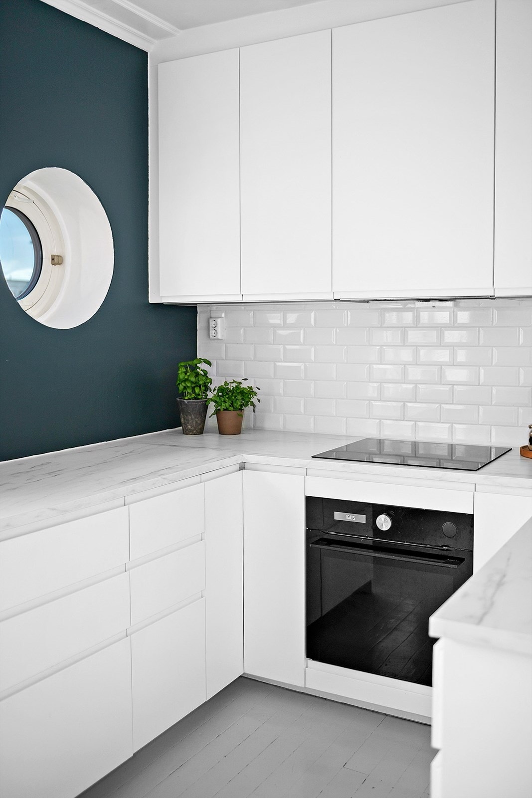 Induksjonstopp, stekeovn og oppvaskmaskin er integrert i kjøkkeninnredningen, mens kjøl/frys er frittstående. Galleribilde