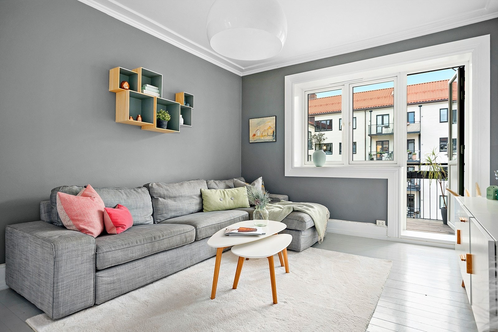 Gulvet er belagt med gulvbord og vegger er sparklet og malte på plater/murpuss. Galleribilde