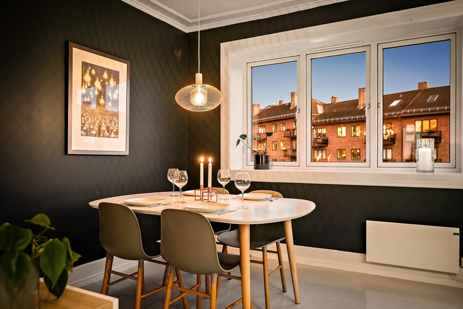 Leiligheten ligger i et svært attraktivt og sentralt område på Grünerløkka/Rodeløkka, med kort vei til både Sofienbergparken, Olaf Ryes plass og Birkelunden. Galleribilde