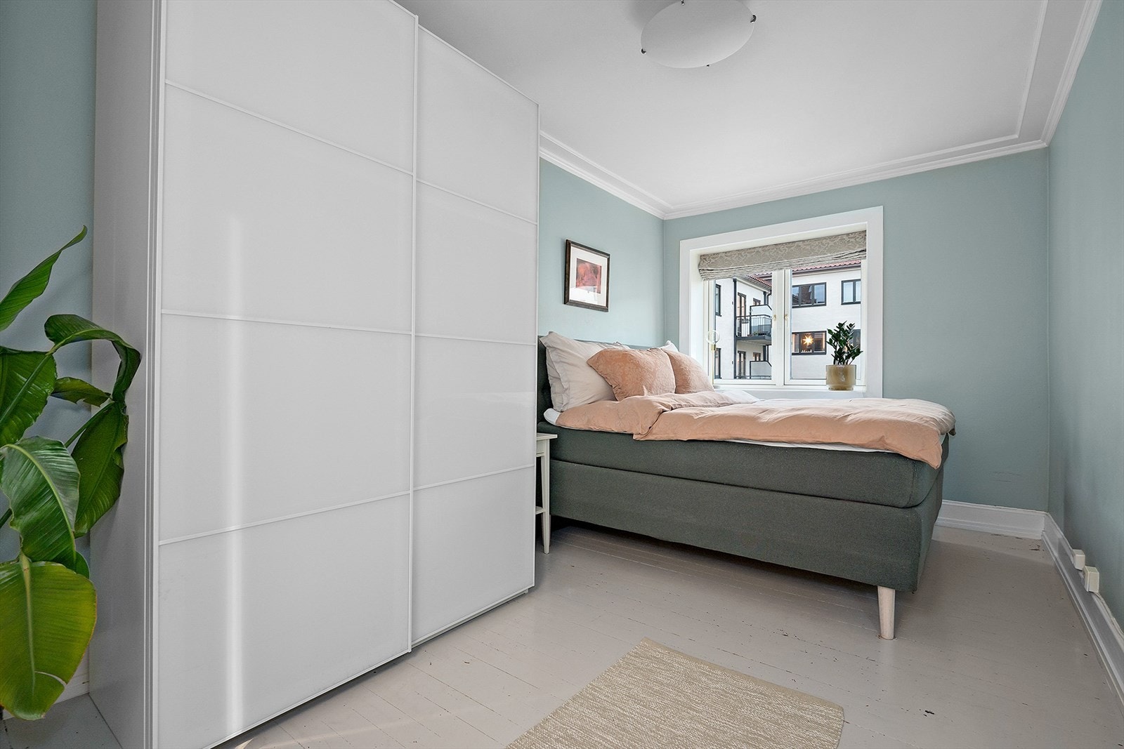 Soverommet er av god størrelse med god plass til dobbeltseng og tilhørende soveromsmøblement. Galleribilde