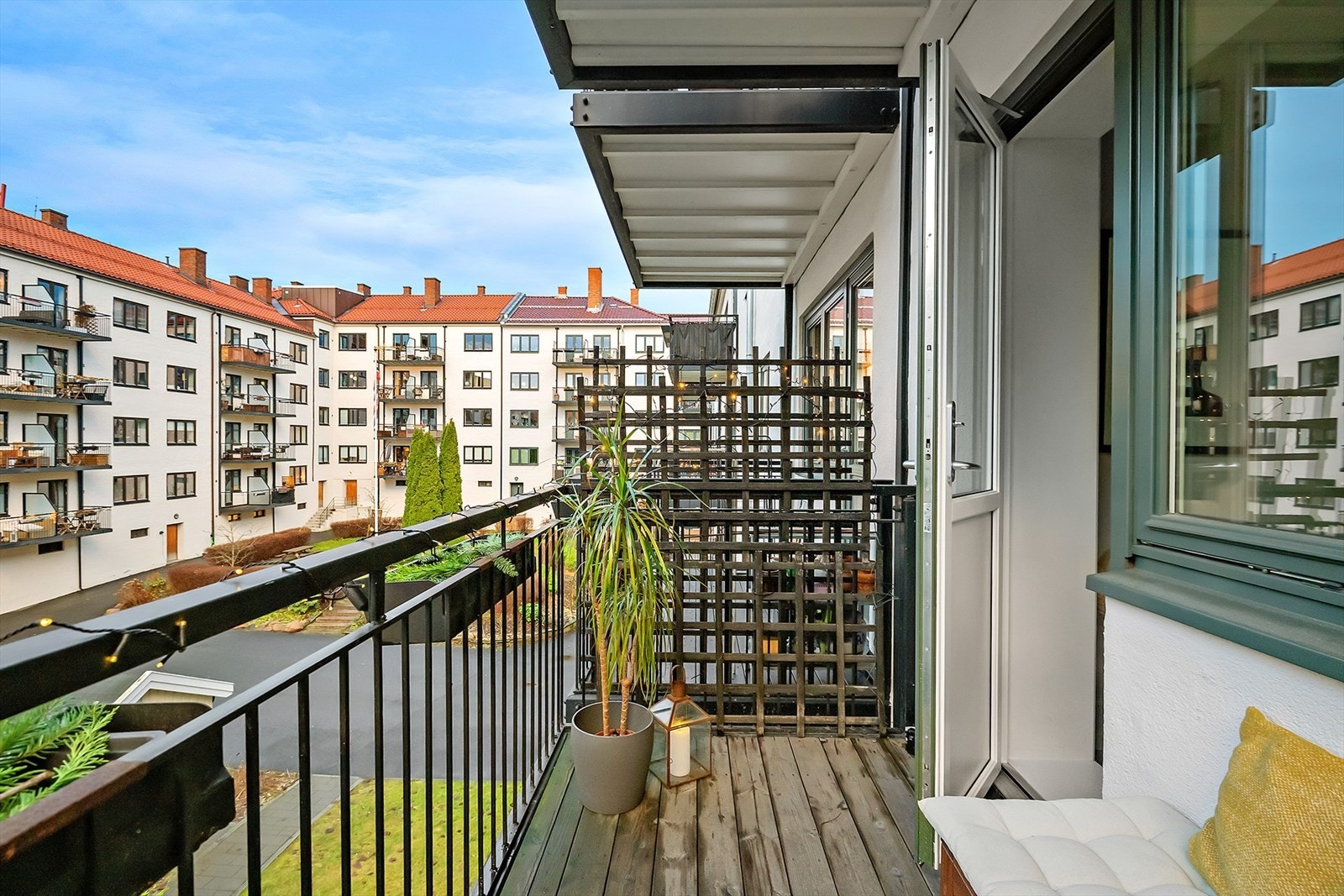 Balkongen har god plass til en hyggelig sittegruppe. Galleribilde