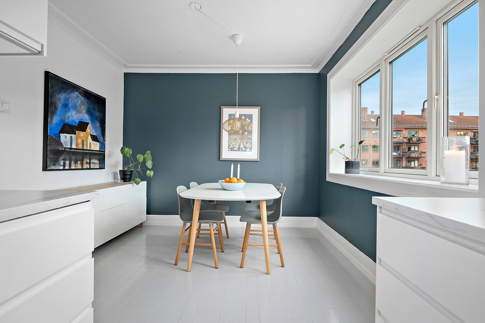 Leiligheten er preget av store vindusflater og stilrene overflater. Galleribilde