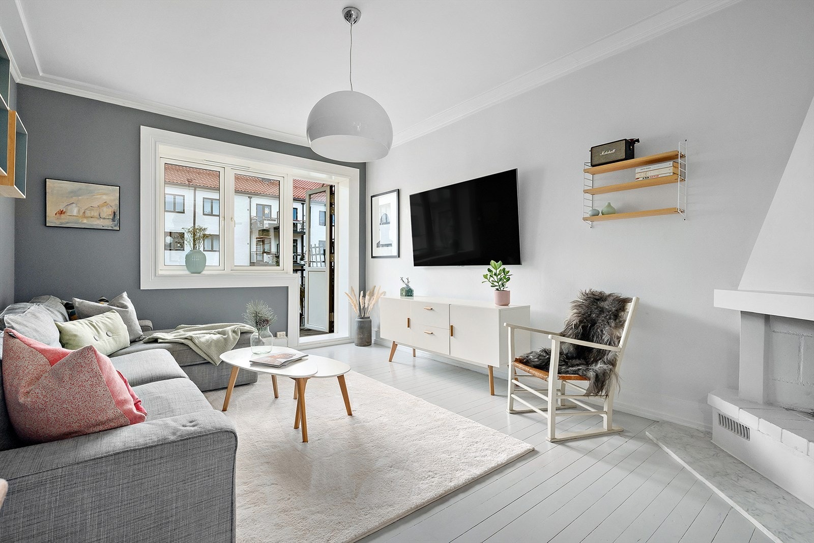 Leiligheten fremstår som svært innbydende, med rikelig naturlig lys fra store vindusflater og delikate fargevalg. Galleribilde