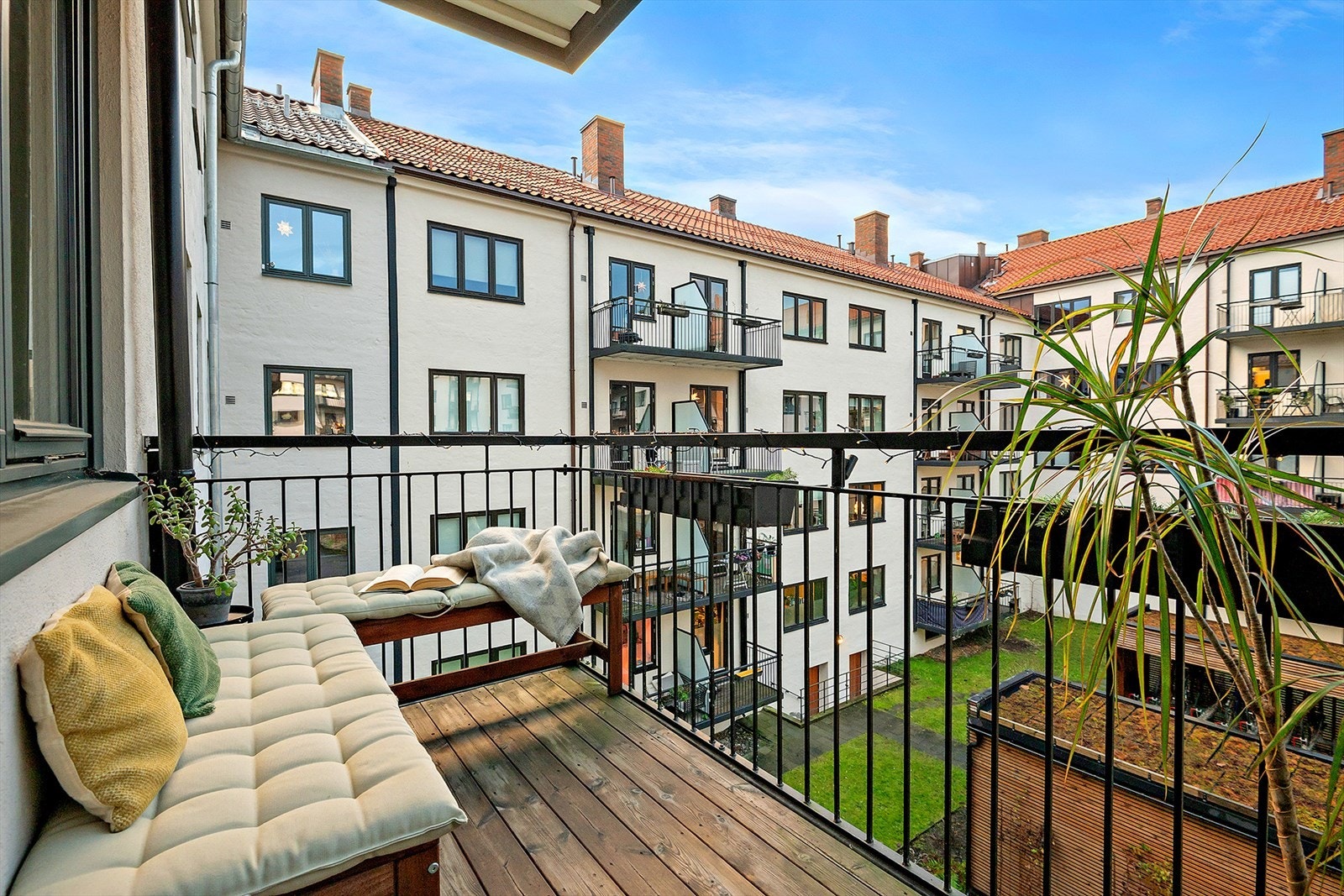 Balkong er oppført i betongkonstruksjon. Dekke i betong med overliggende terrassebord og rekkverk i smijern. Galleribilde