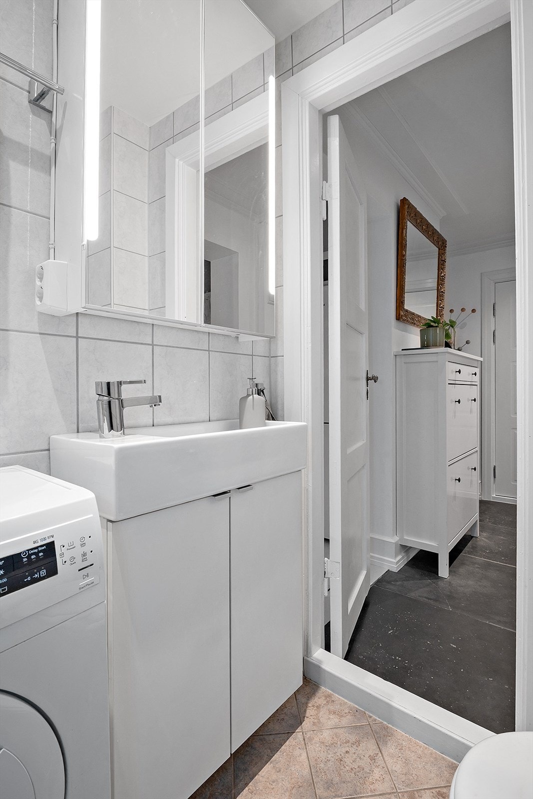 Badet er pusset opp i 2005 i regi av borettslaget. Gulv og vegger er utført med fliser på betong, og det er plastsluk. Galleribilde