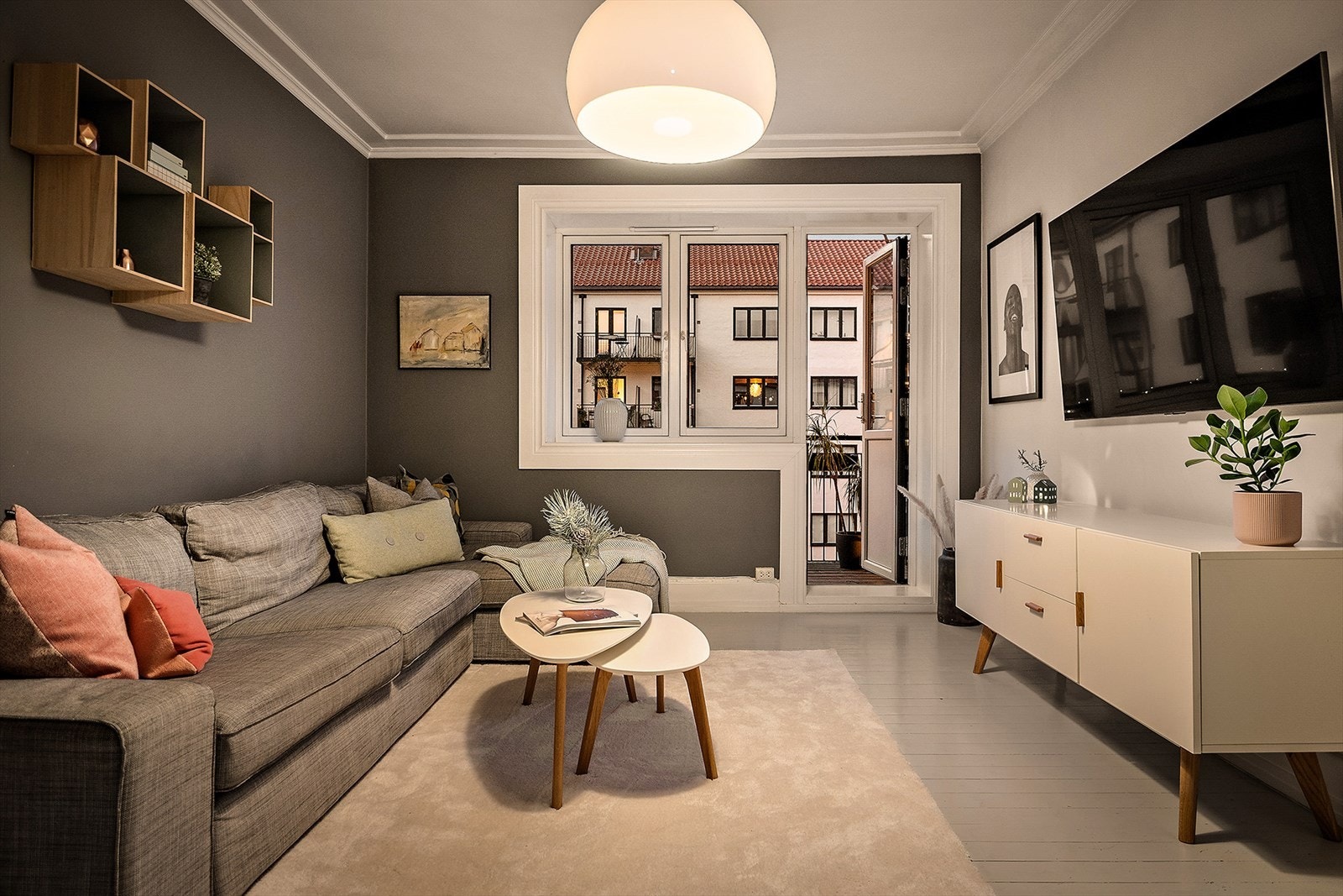 Stuen er også av god størrelse med god plass til en romslig sittegruppe. Galleribilde