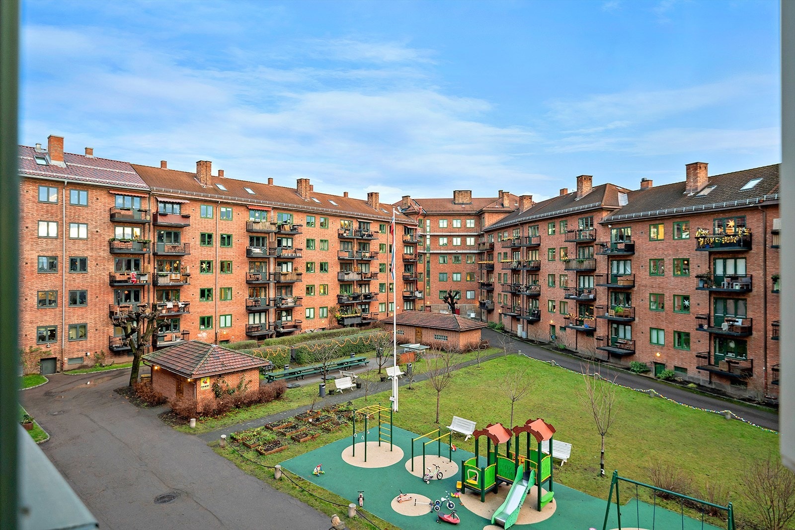 Hyggelig utsyn mot byggets bakgård hvor det er nok av boltringsplass for både store og små. Galleribilde