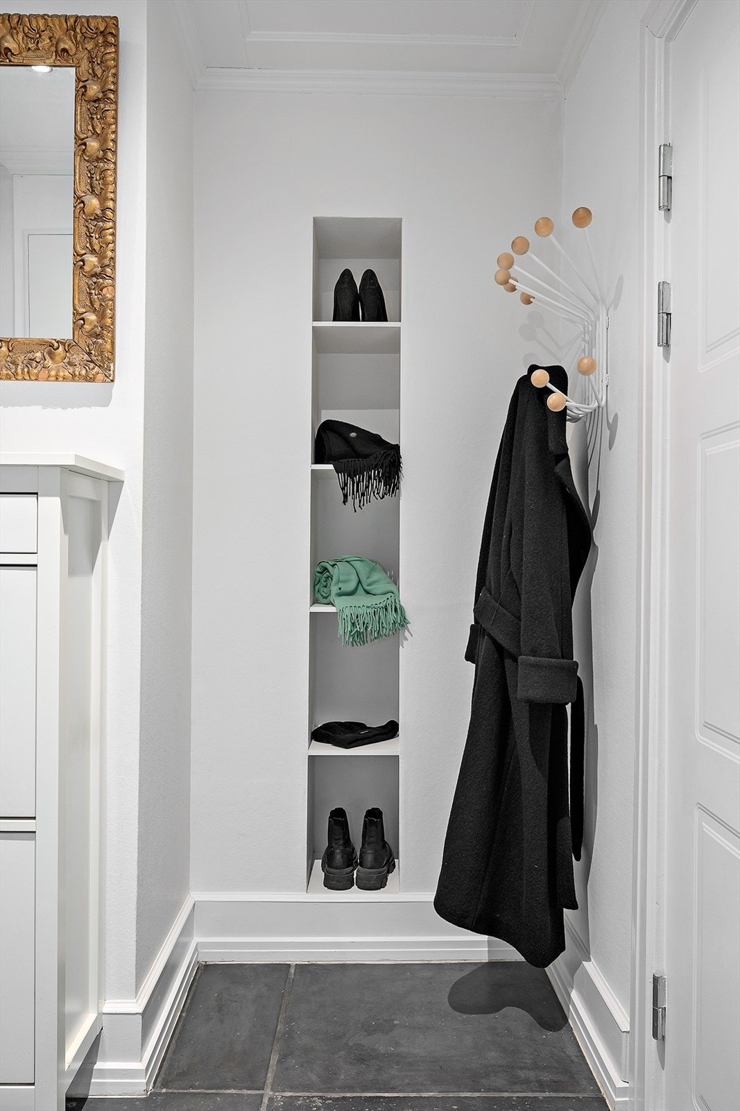 Lys og flislagt entré med plass til å henge fra seg yttertøy og sko. Galleribilde