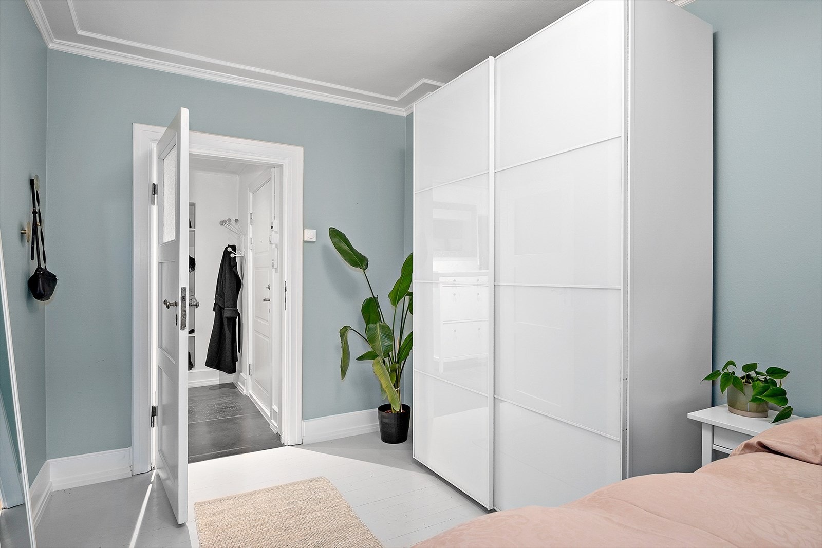 Romslig skyvedørsgarderobe som sikrer god oppbevaring. Galleribilde