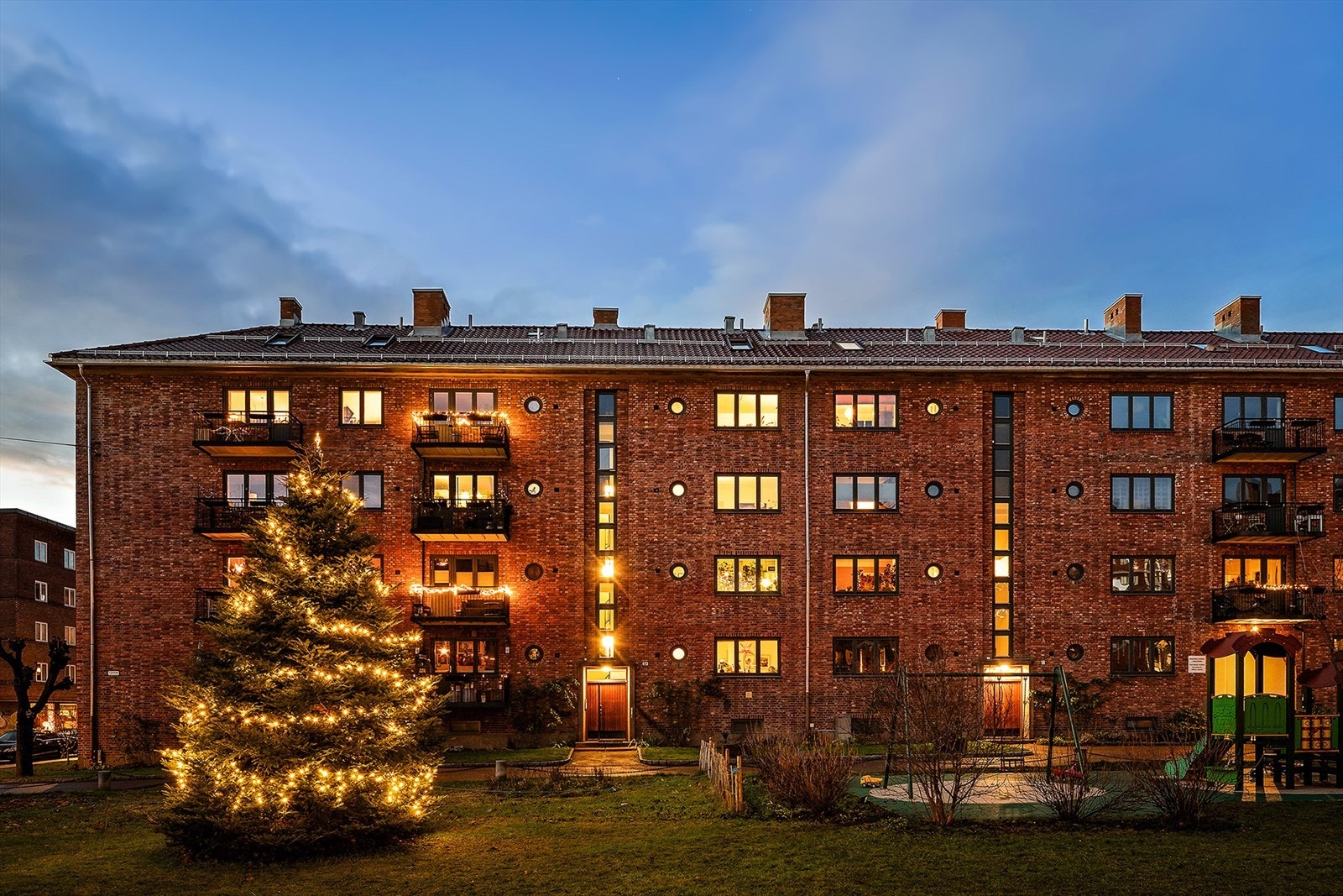 I umiddelbar nærhet finner du Dælenenggata, en gate i positiv utvikling med populære kaféer og spisesteder som Hot Shop, Art Bar, Kaffe Lykke, Dundas Skotøy og Vulkani Sushi. Galleribilde