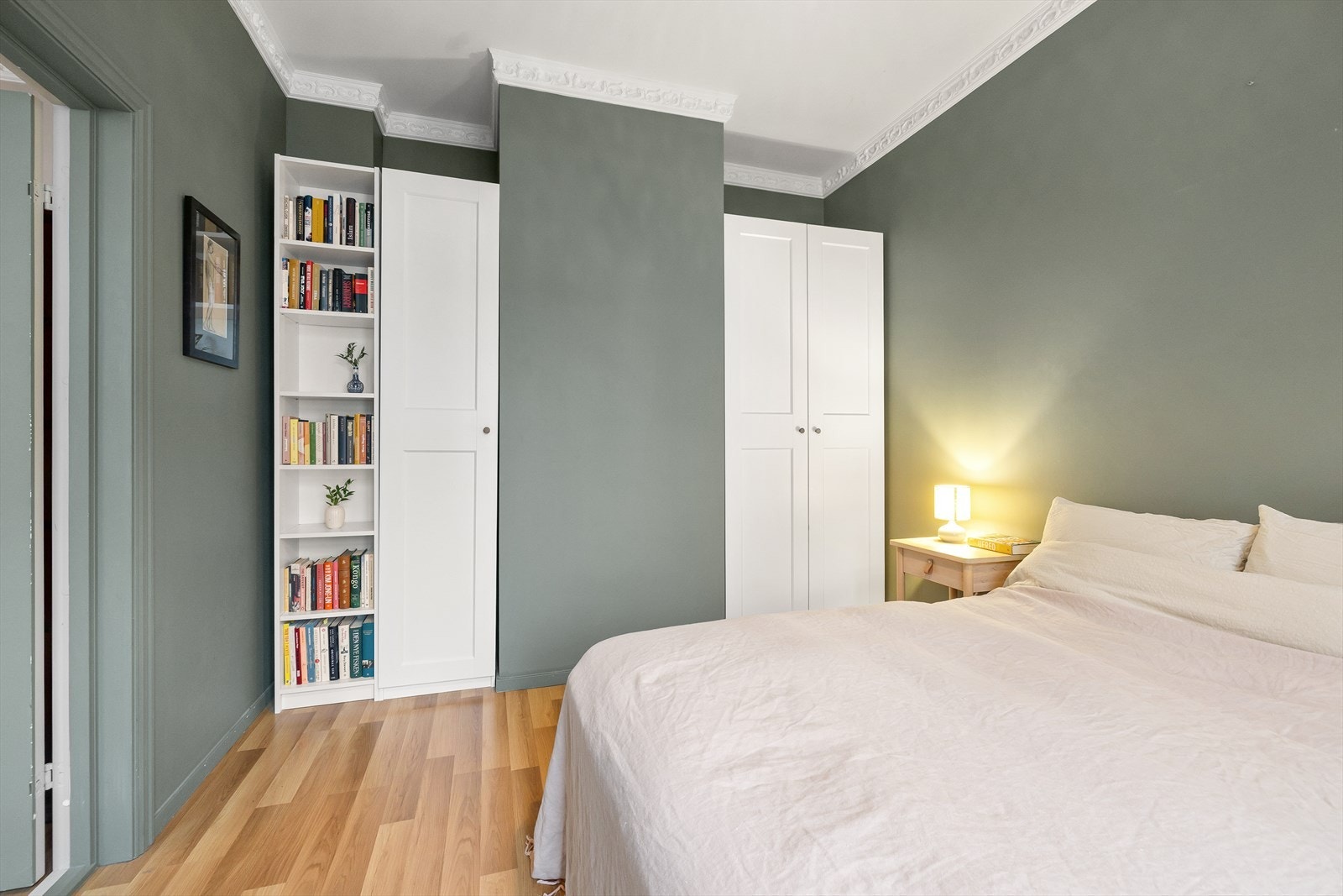 Garderobeskap gir praktisk oppbevaringsløsning i rommet. Galleribilde