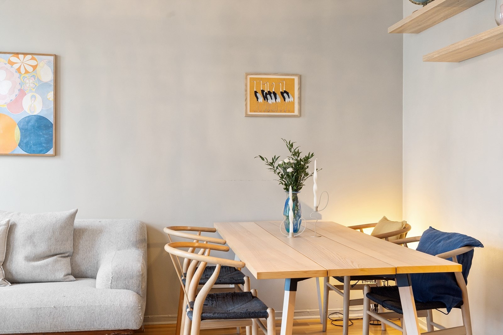 Plass til spisebord i tilknytning til oppholdsrommet gir praktisk bruk av plassen. Galleribilde