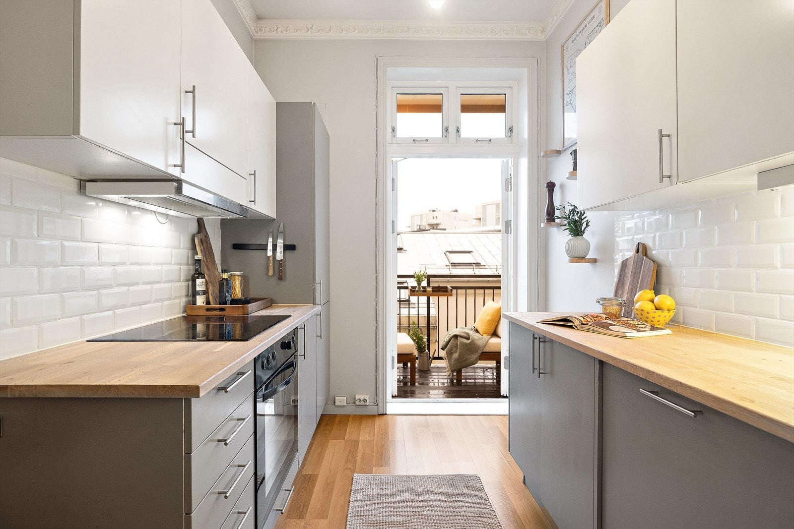 Kjøkkenet har glatte fronter, heltre benkeplate og integrerte hvitevarer (kilde: tilstandsrapport). Galleribilde