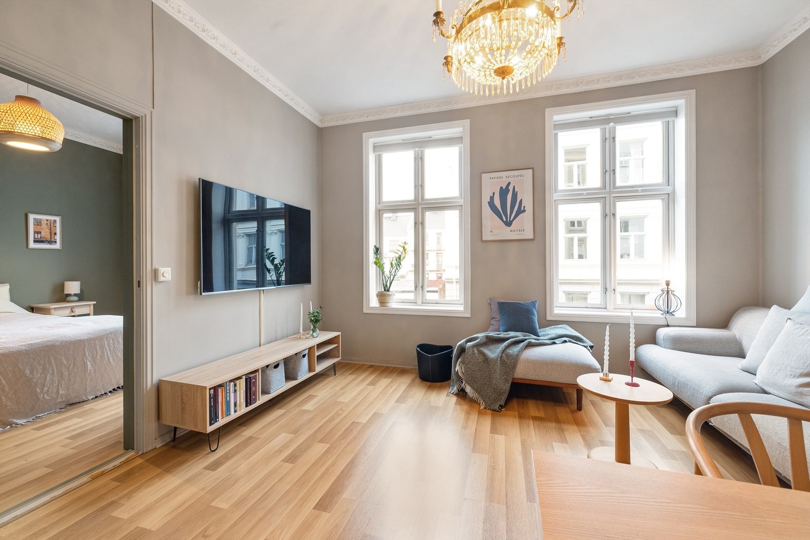 Stuen er romslig med plass til både TV og sofa. Galleribilde