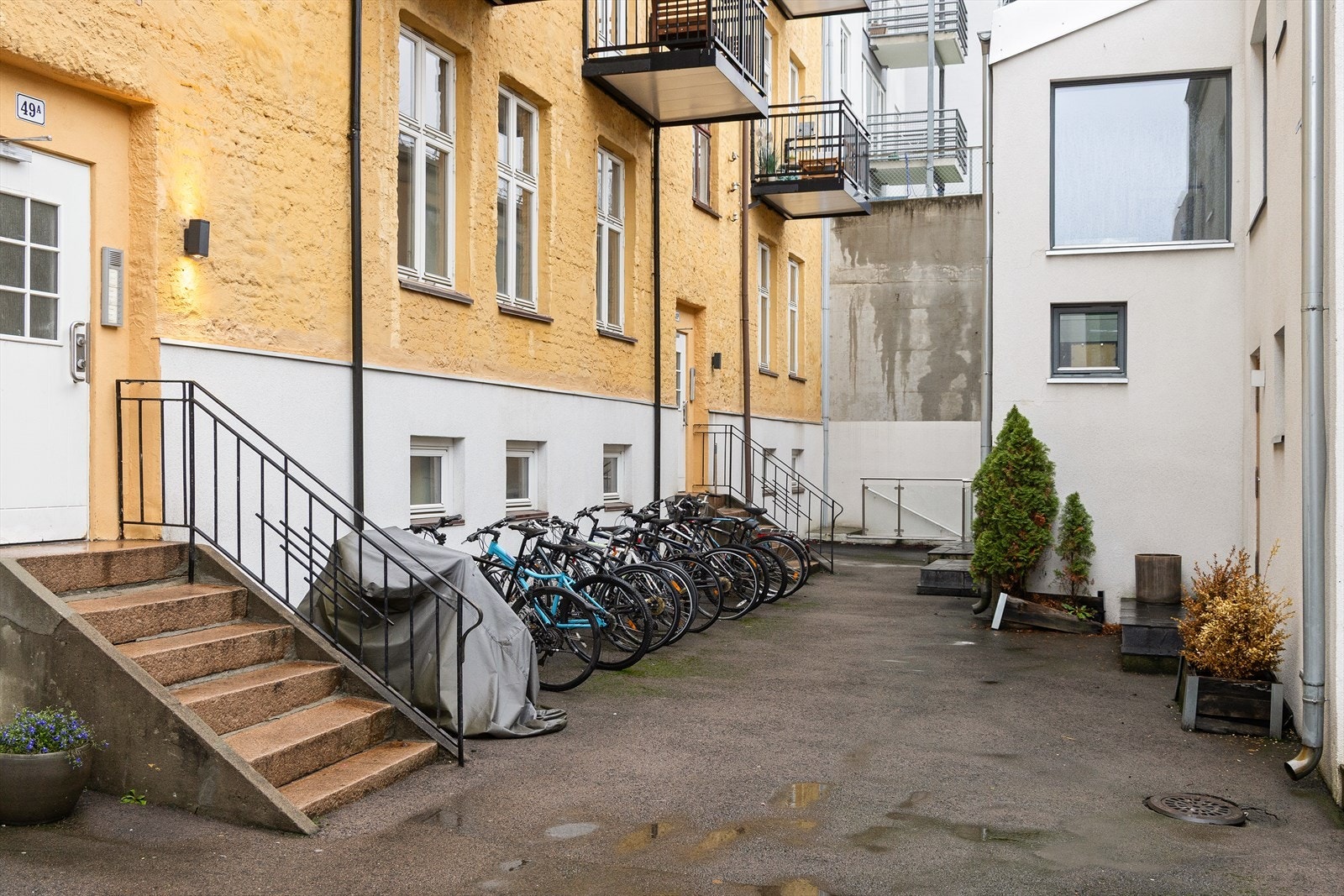 Sykkelparkering ved inngangspartiet gir praktisk oppbevaring. Galleribilde