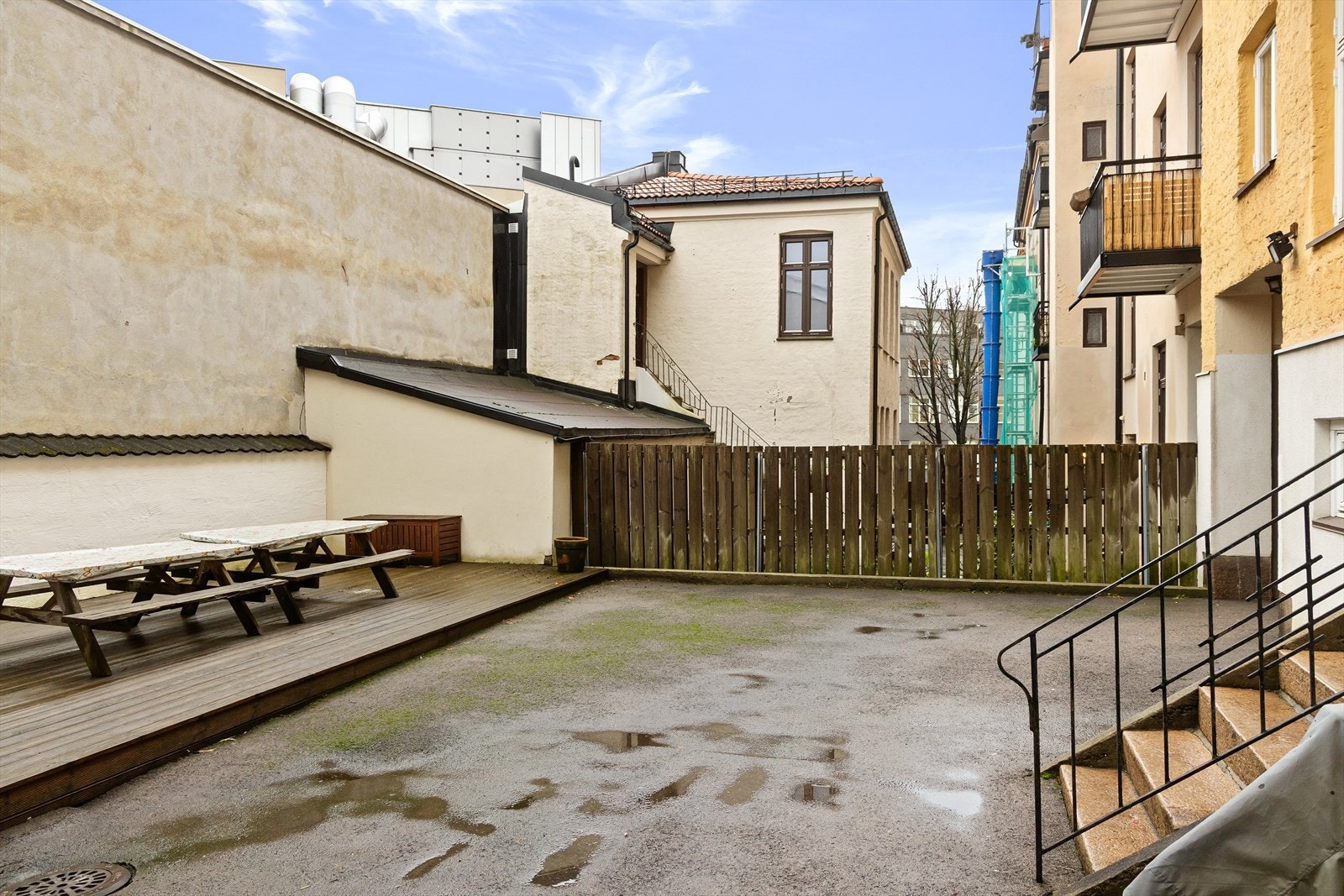 Felles uteplass med sittebenker gir mulighet for sosialt samvær. Galleribilde