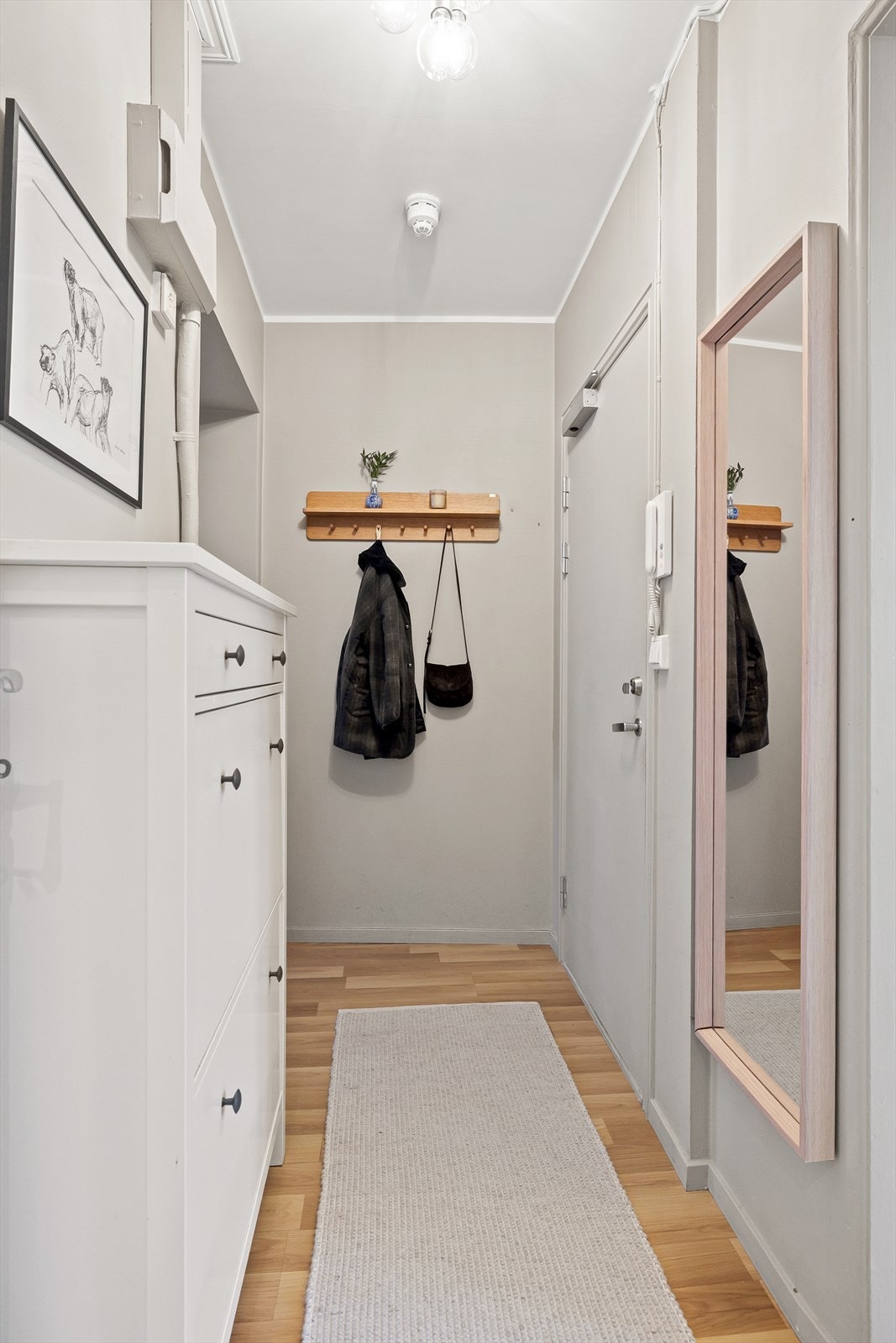 Entréen er utstyrt med garderobe og tilknyttet felles calling- og brannvarslingsanlegg. Galleribilde