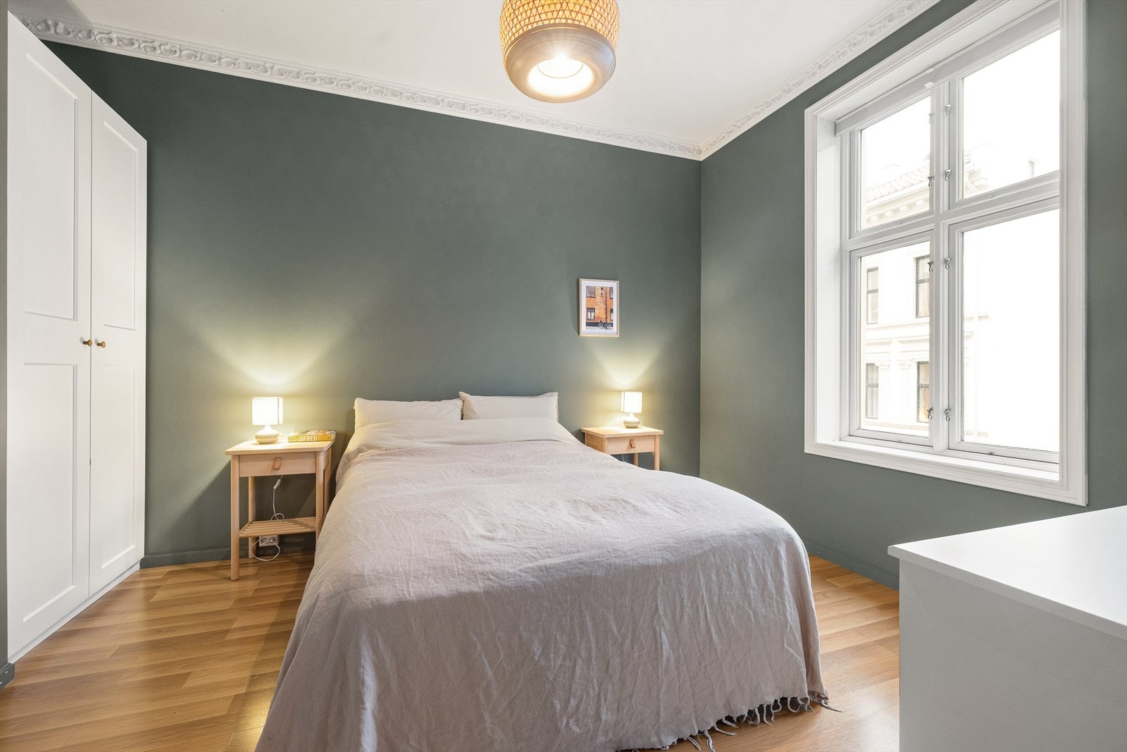 Store vinduer med malte trekarmer gir rommet godt lys. Galleribilde