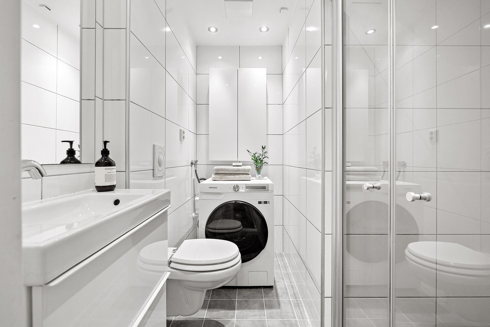 Opplegg for vaskemaskin integrert i badet gir praktisk bruk av våtrommet. Galleribilde