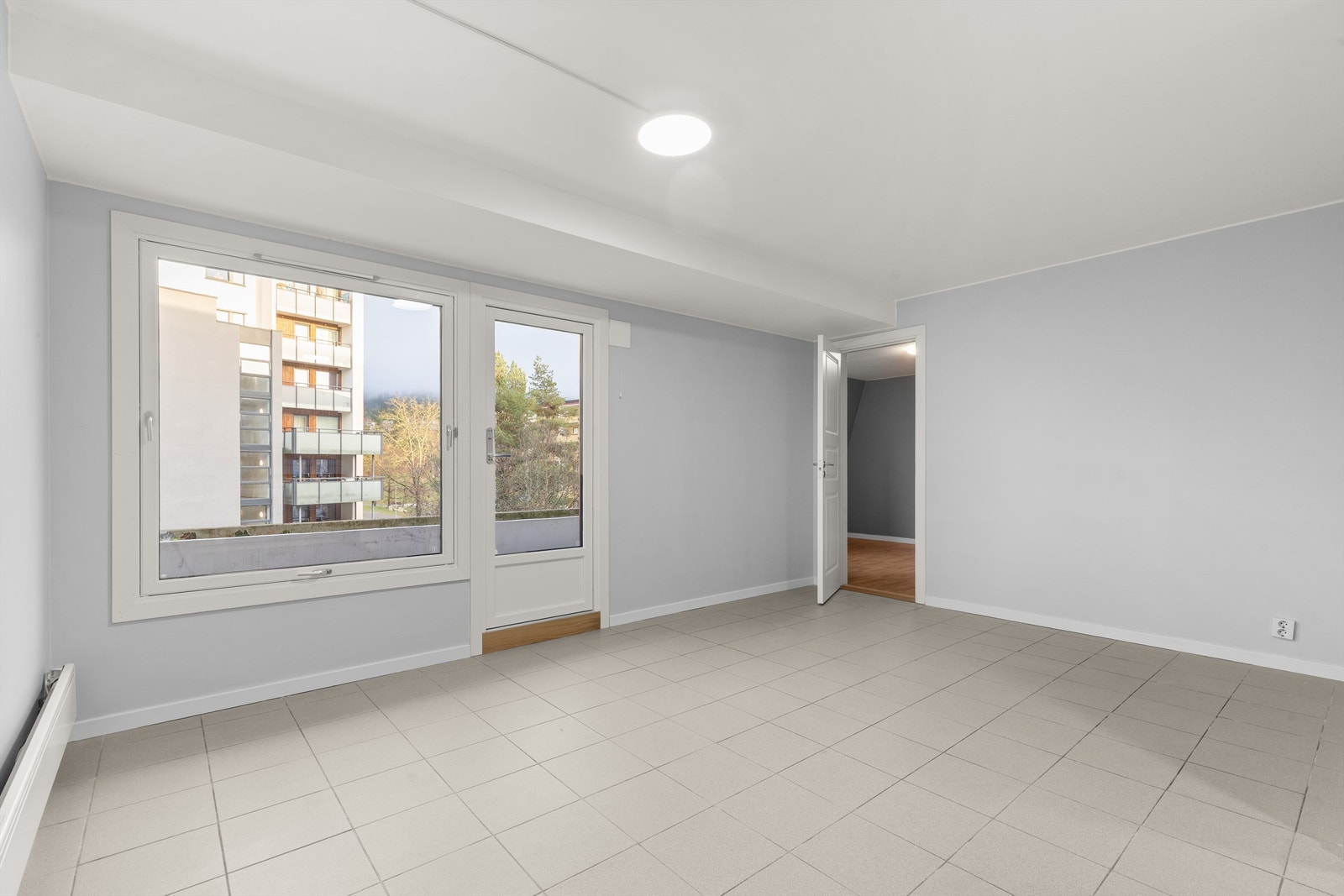 Her er det utgang til boligens andre balkong. Galleribilde