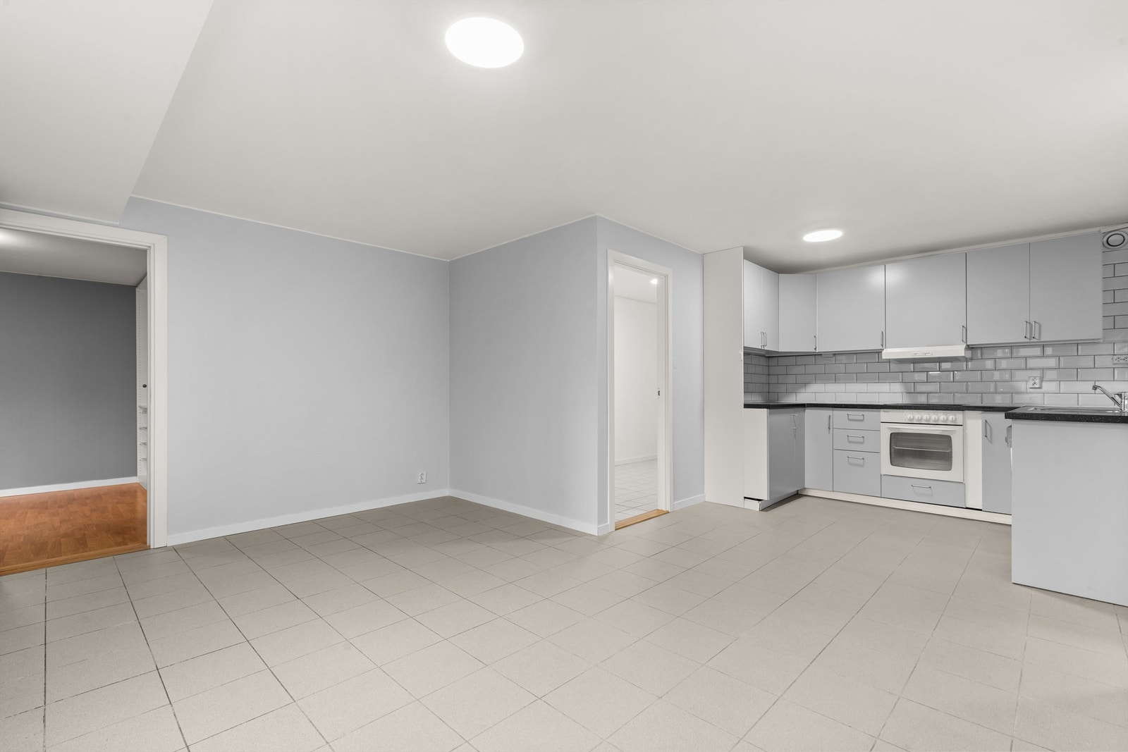 Kjøkkenrommet er stort og har plass til et spisebord om ønskelig. Galleribilde