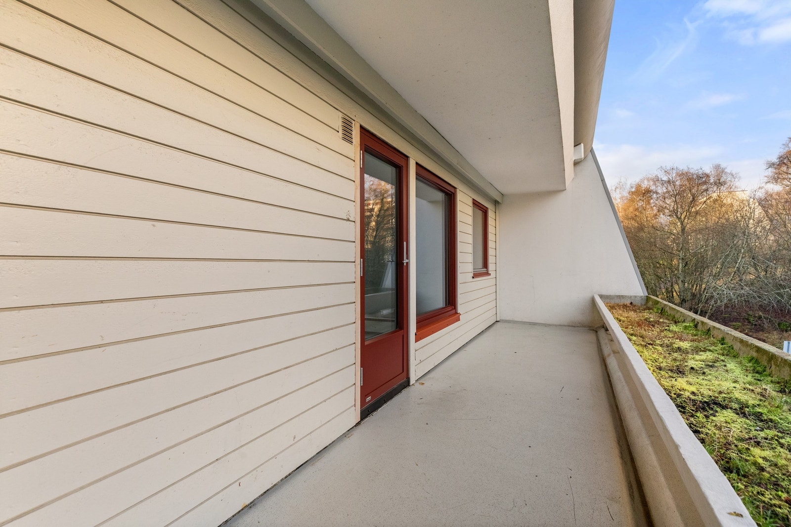 Balkongen er av god størrelse og har plass til ønsket utemøblement. Galleribilde