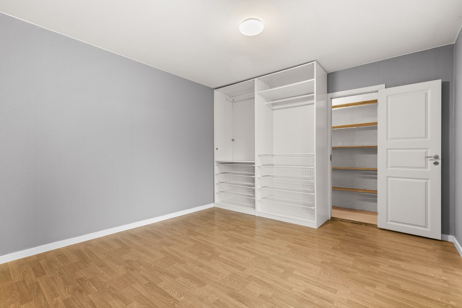 Hovedsoverommet er av god størrelse med plass til seng, nattbord og garderobeskap. Galleribilde