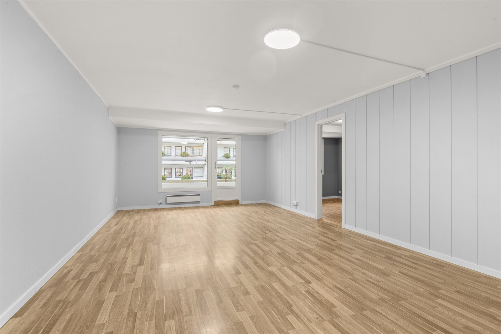 Det er rikelig med lysinnslipp gjennom store vindusflater. Galleribilde