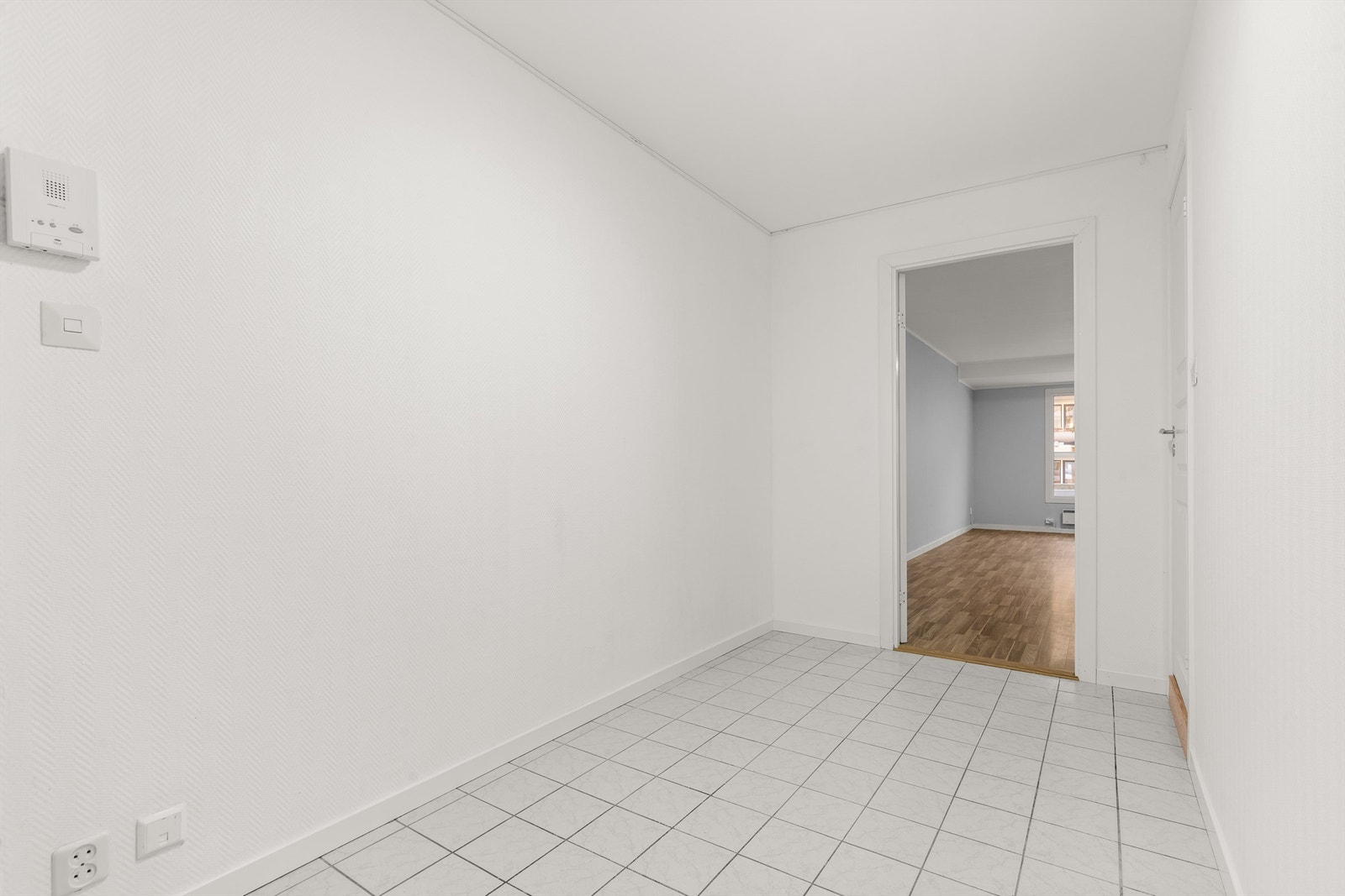 Velkommen inn! Entréen er av god størrelse og gir et godt førsteinntrykk. Galleribilde