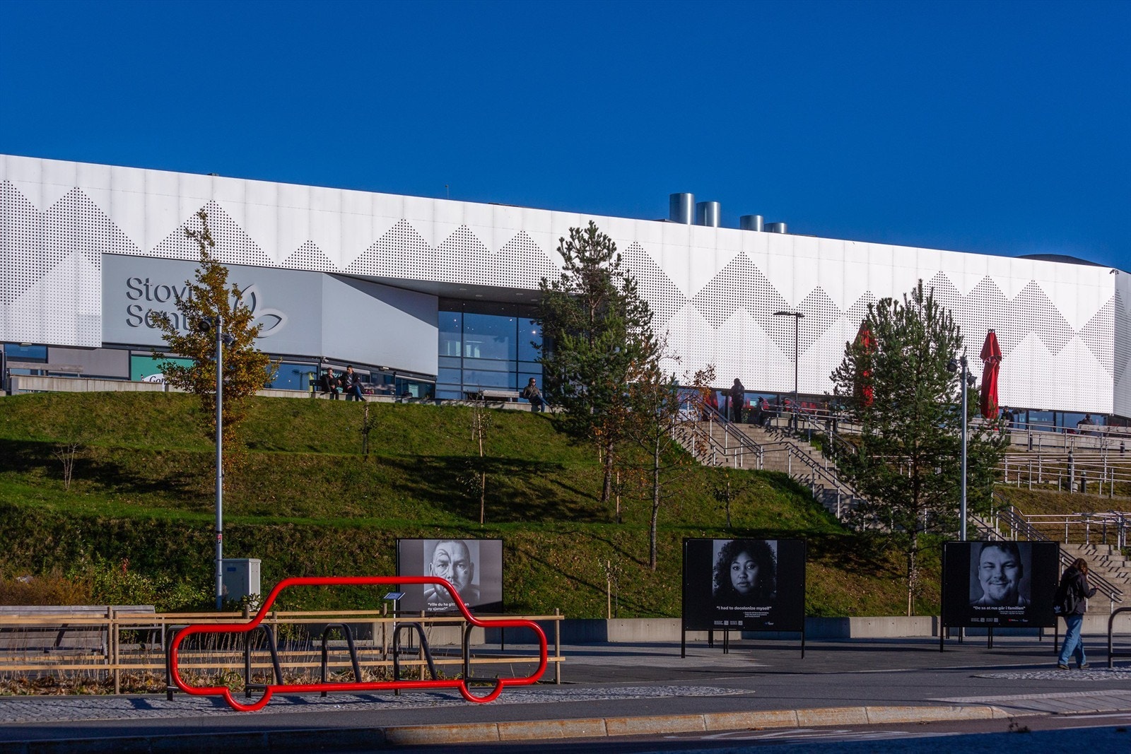 Her bor du med Stovner Senter som nærmeste nabo, et populært møtested som huser over 90 forretninger, herunder dagligvarebutikker, klesbutikker, spisesteder, tannlege, kiropraktor, Deichmanske m.m. Like ved finnes også grønnsakhandel og Kiwi. Galleribilde