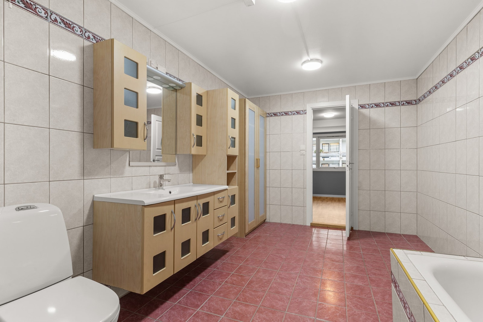 Rom innredet som bad med flislagte gulv og vegger med elektrisk gulvvarme. Det er ikke etablert sluk i rommet og rommet kan derfor ikke anses som et bad. Dette må etableres og søkes om for å få et fullverdig bad. Galleribilde