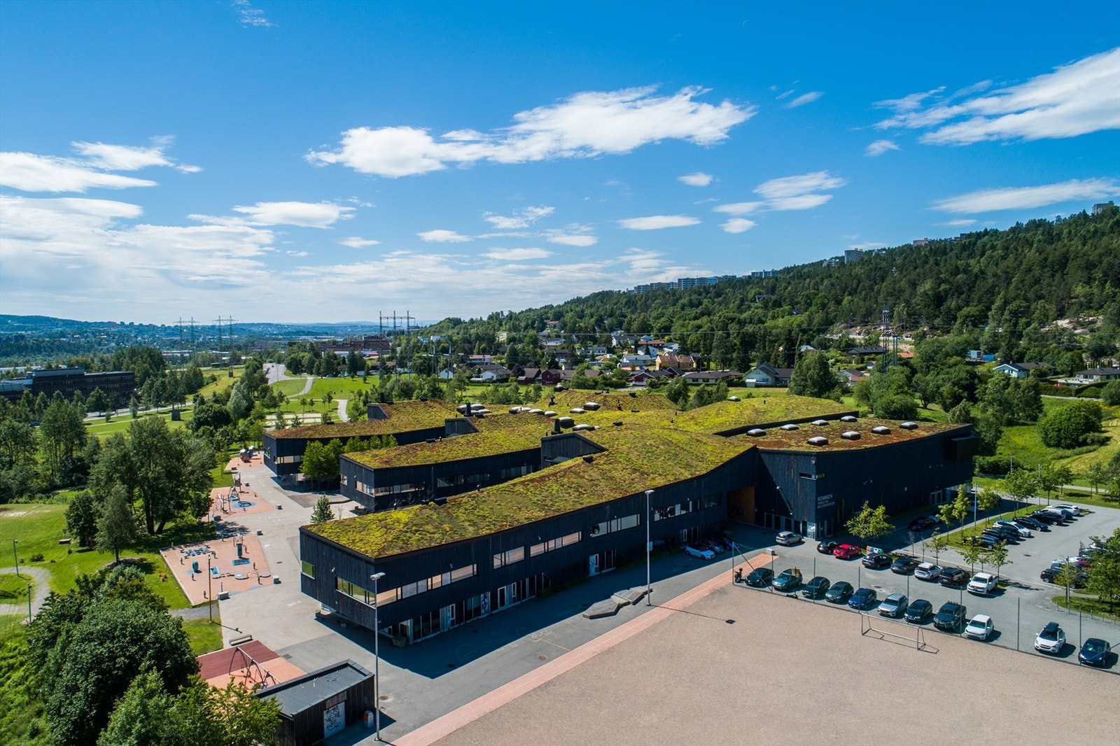 Adressen sokner til Rommen barne -og ungdomsskole. Det er også flere barnehager i umiddelbar nærhet. Galleribilde