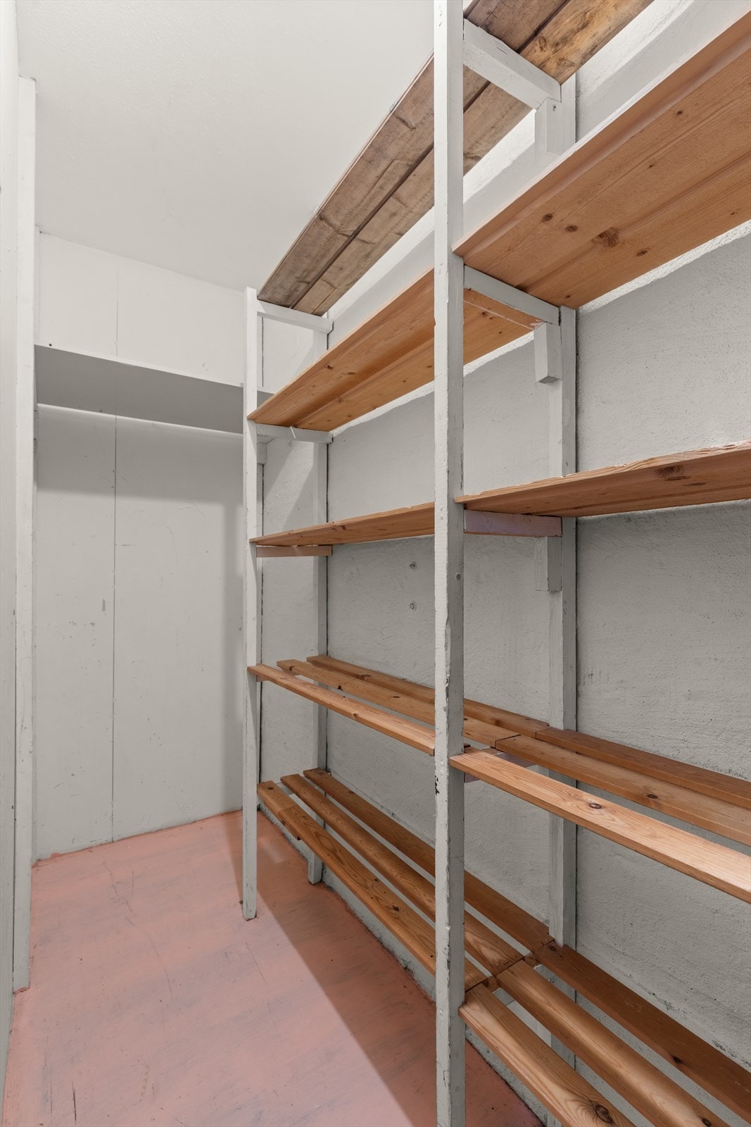 Her er det også direkte tilgang til en innvendig bod - kan innredes som walk-in-garderobe. Galleribilde