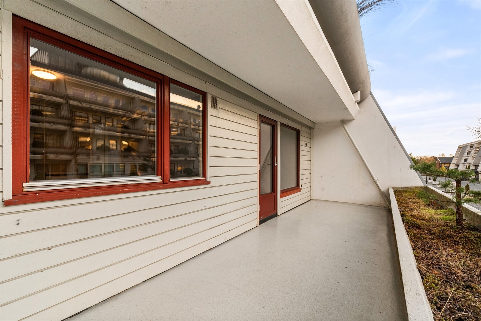 Balkongen er av god størrelse med plass til sittegrupper. Her er det perfekt å nyte årets varmere dager. Galleribilde